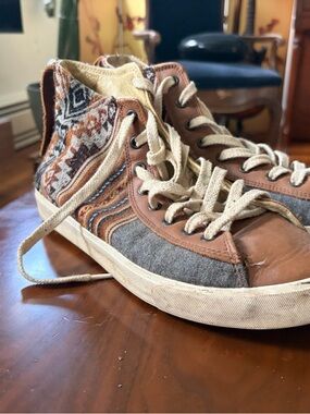 High-Top Casual Men’s Sneakers in Brown and Gray